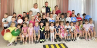 Юные липчане поздравляют автоинспекторов с юбилеем подразделения - УМВД Липецкой области