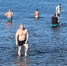 Мужчины в воде - ИА Nord-News.Ru