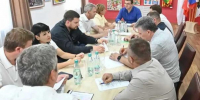 Губернатор Омской области обсудил развитие Полтавского района с его главой - Om1.Ru