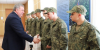 Сегодня со сборного пункта Военного комиссариата Тульской области на службу отправились восемь новобранцев. - ГТРК