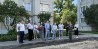 Татьяна Ердякова и Артем Коснырев помогли с благоустройством двора трех домов на проспекте Строителей - Справедливая Россия