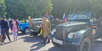 В честь праздника на площади Победы-Софийской прошла выставка автомобилей ГАИ. - Новгородские Ведомости