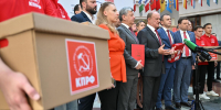 КПРФ подала документы кандидатов в депутаты Госдумы в Центризбирком - КПРФ