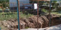 Дерзкие хулиганы снесли ограду вокруг коммунальной ямы на улице М. Кошевого: стала известна причина беспорядка на М-26 - Bloknot-Volgodonsk.Ru