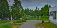 Мужчина сидел под забором детсада | Источник: Yandex.ru/maps - 29.Ru