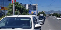 «Охладись, братан!» — в очереди на заправку в Новороссийске местный бизнесмен раздает воду - Газета Новороссийский рабочий
