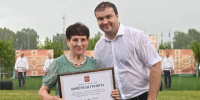 Губернатор Виталий Хоценко поздравил жителей Седельниково с юбилеем, несмотря на дождь - 12 канал