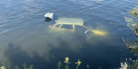 В Челябинске Lada рухнула в водоем из-за хозяйки, забывшей поставить авто на ручник - Агентство новостей Доступ