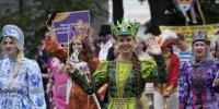 Театральное шествие объединило более 700 участников в центре Ярославля - Городской телеканал