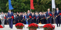 Кириенко и Беспрозванных возложили цветы к мемориалу 1200 гвардейцам - KaliningradNews.Ru