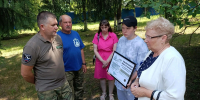 Ливенские поисковики передали награду бойца родственникам фронтовика - Уездный город