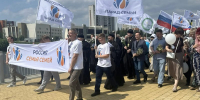 В Сургуте прошло праздничное шествие ко Дню семьи, любви и верности. ФОТО - СургутИнформТВ