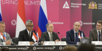 Денис Паслер в преддверии начала работы выставки ИННОПРОМ-2026 посетил стенды участников и принял участие в стартовом брифинге - Губернатор Свердловской области