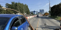 В Ижевске опора ЛЭП упала на легковушку - Сусанин