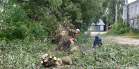 Ермишинцы ликвидируют последствия сильного ветра - RyazPressa.Ru