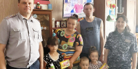 Накануне Всероссийского праздника — Дня семьи, любви и верности — сотрудники уголовно-исполнительной инспекции УФСИН России по Курской области провели профилактический рейд по адресам проживания осужденных, состоящих на учете ведомства. Особое внимание инспекторы уделили подучетным лицам, воспитывающим двух и более несовершеннолетних детей. Визиты носили не только контрольный, но и ярко выраженный социально-гуманитарный характер. В рамках акции сотрудники ведомства организовали для ребят небольшой праздник: детсадовцам и школьникам вручили сладкие наборы и развивающие игры, подчеркнув важность сохранения теплой атмосферы в доме. Однако главная цель рейда оставалась воспитательно-профилактической. Инспекторы провели с родителями разъяснительные беседы, акцентировав внимание на неукоснительном соблюдении законодательства РФ и требований, установленных судом. Представители ведомства напомнили осужденным об ответственности за уклонение от исполнения наказания, а также призвали их отказаться от пагубных привычек и вести здоровый образ жизни ради будущего своих детей. «Семья — это главный стимул для исправления. Мы видим своей задачей не просто проконтролировать, но и помочь человеку осознать ценность родственных связей, чтобы впредь не совершать ошибок, нарушающих закон», — прокомментировала итоги мероприятия заместитель начальника УИИ УФСИН России по Курской области Екатерина Порядина. Подобные акции в регионе проводятся на регулярной основе и приурочены к значимым государственным и православным датам, чтобы укрепить авторитет института семьи даже в непростых жизненных ситуациях. - УФСИН