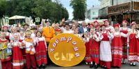 Красносельские артисты из "Арлекин" открыли в Костроме фестиваль сыра - KrasnoeNews.Ru