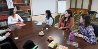 «Тихий час», разговоры и творческий хаос: В библиотеке продолжают работу клубы по интересам - Национальная библиотека