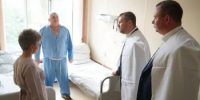 Владимир Песков и Павел Такмаков посетили областной госпиталь ветеранов войн в Оренбурге - Администрация города