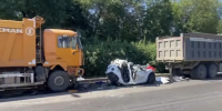 В Краснодаре легковушку сплющило между двумя грузовиками: водитель погиб, опубликовано видео с места ДТП - Itar-TassKuban.Ru