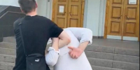 В Челябинске задержали парня, который сжёг свой паспорт в баре - Pchela.News