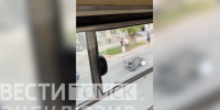 Мотоцикл оказался под колесами легкового автомобиля в Томске - ГТРК Томск