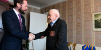 06.07.2026 | Виталий Королев вручил знак «Почётный гражданин Тверской области» участнику Великой Отечественной войны Николаю Алексеевичу Владимирову - Главное управление по архивному делу