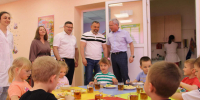 Глава района Виталий Демиров, депутаты Дмитрий Лоцманов и Эдуард Кузнецов в детском саду села Шевченковского / фото из архива редакции. - Газета Авангард