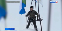 «Это наша земля!»: Дмитрий Демешин водрузил флаг Хабаровского края на самой высокой точке региона - ГТРК Дальневосточная