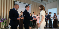 Заветные дипломы в торжественной обстановке выпускникам вручили глава администрации  Эльдар Валидов и директор НФ УУНиТ Назар Шаяхметов. - Красное Знамя