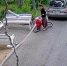 Мать заставила сына встать на колени / Фото: стоп-кадр видео с камеры видеонаблюдения - ИА Амител
