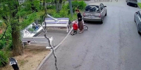 Мать заставила сына встать на колени / Фото: стоп-кадр видео с камеры видеонаблюдения - ИА Амител
