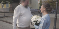 Анна Кузнецова с мужем на улице Московской||Фото: скриншот с сайта Первого канала 1tv.ru - Пензенская Правда