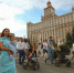 На фото участники Парада Семьи в Челябинске, взрослые и дети идут по проспекту Ленина, Изображение. - Правительство Челябинской области