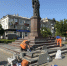 Стройгруппа МБУ «Благоустройство. Бердянск» приводит в порядок ступни пьедестала памятника Михаилу Воронцову. - Городской округ Бердянск