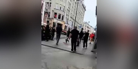 Суд оштрафовал мужчин, танцевавших лезгинку около храма в Москве - M24.Ru