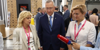 Гости тщательно рассматривают калужский стенд на «Иннопроме» - Телерадиокомпания Ника