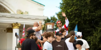 Кубок Гагарина вновь прибыл в Бугульму: город встретил чемпиона Артура Каюмова - Бугульминская газета