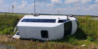 Под Омском автобус с пассажирами слетел в кювет и опрокинулся - СуперОмск