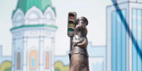 В Красноярске появился бронзовый госавтоинспектор Суслин рядом со светофором - Газета Красноярский рабочий