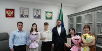 Арсен Шерифов вручил благодарственные письма стобалльникам Каспийской гимназии - РИА Дагестан