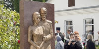 В Орле открыли памятный знак в честь супругов Романовых - OrelGrad.Ru
