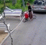 Мать заставила сына встать на колени / Фото: стоп-кадр видео с камеры видеонаблюдения - ИА Амител