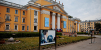 В канун Дня металлурга перед дворцом культуры «Алюминщик» открылась уличная фотовыставка «Алюминий вокруг нас» - ИА Новости Кузбасса