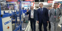 Денис Паслер в преддверии начала работы выставки ИННОПРОМ-2026 посетил стенды участников и принял участие в стартовом брифинге - Министерство международных и внешнеэкономических связей