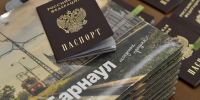 Глава города Вячеслав Франк вручил первые паспорта юным барнаульцам - Администрация г. Барнаул