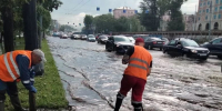 В Челябинске после ливня очищают ливневки на основных улицах - Полит74