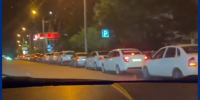 В Ставрополе автомобилистам дают лишь 30 минут на заправку, а очереди растягиваются на километр - Bloknot-Stavropol.Ru