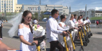 В Якутске прошёл праздничный пробег молодожёнов на электросамокатах - ГТРК Саха