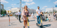 Молодожены устроили праздничный пробег на электросамокатах в Якутске - Якутское-Cаха ИА